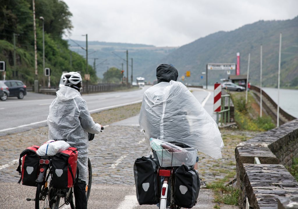 Rheinradweg im Regen. Als Fahrradfahrer und Ausflügler braucht man derzeit starke Nerven.