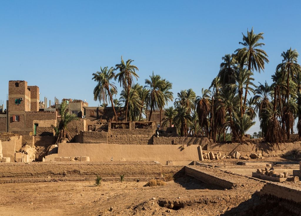 Habitations locales près du temple de Louxor.