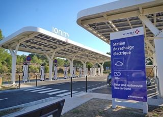 Voiture &eacute;lectrique : des aides publiques, mais toujours trop ch&egrave;re pour beaucoup de m&eacute;nages ?