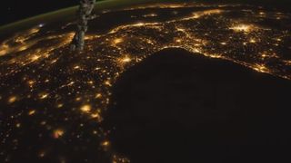 Volando sobre la Tierra en la noche II