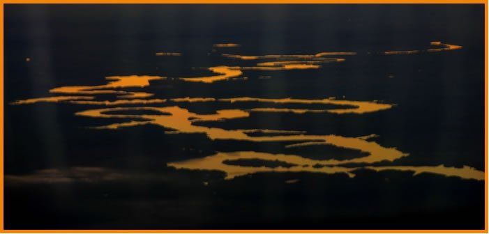 ResumenJosé Tous Borrás Vivir para ver estas maravillas que nos muestra la naturaleza, quizás uno de los viajes que he podido contemplar más bellezas juntas, colores, formas y paisajes blancos que me impedían fijarme en nada más, a la ida y a la vuelta pegado a la cámara para poder captar, tener un recuerdo imborrable y compartir todo lo visto, los madrugones y el trabajo pasan a un segundo plano después de disfrutar desde las alturas de todo lo vistoTodo empezó a las 8 de la mañana al despegar desde León con dirección a Barcelona a bordo de un pequeño avión de hélices marca Saab, sentado en la cabina en medio de los que pilotan el avión, el que lo pilota es un buen amigo que sabe de mi pasión por las nubes.Después la oscuridad, aunque mirando hacia el oeste era impresionante el espectáculo de color que se veía en el horizonte, aunque la falta de luz y el movimiento del avión hacía complicado sacar fotos, espero disfrutéis con estas vistas como yo lo disfruté.Saludos,Todo en:http://foro.meteored.com/index.php/topic,40362.0.html
