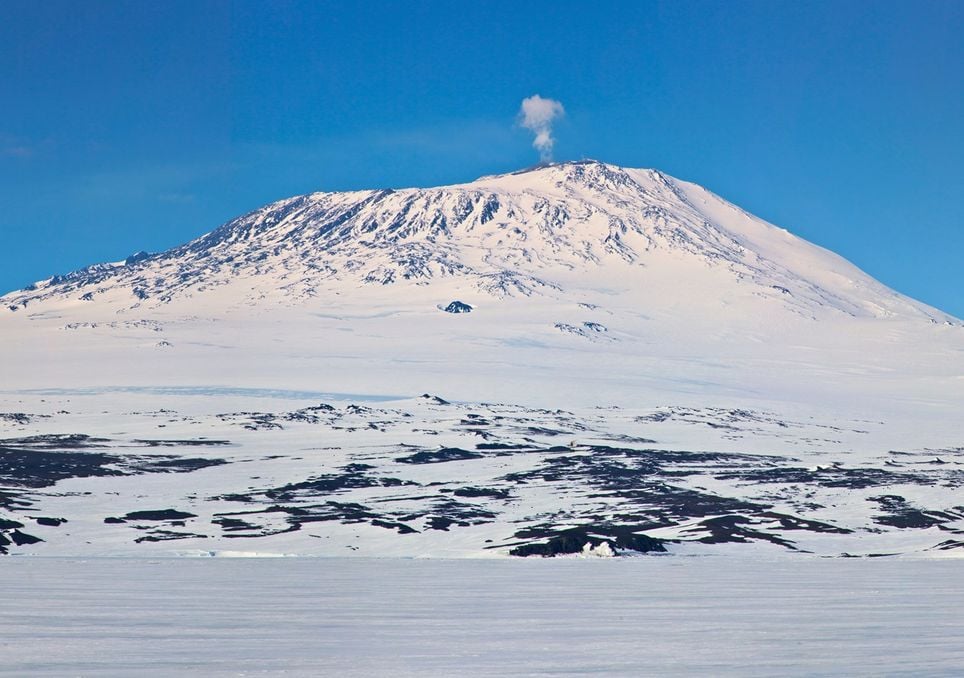 Le mont Erebus, en Antarctique, est l'un des 1 600 volcans actifs qui forment la ceinture de feu du Pacifique.