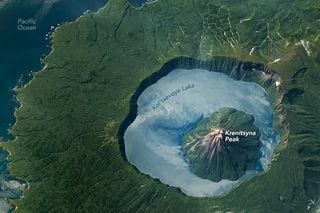 Questo vulcano estremamente curioso è circondato da un lago e da un'isola, a sua volta circondata dal mare