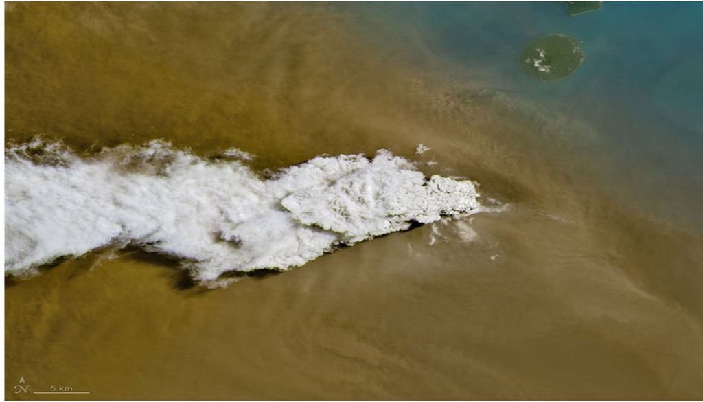 Una columna volcánica blanca se eleva sobre una nube de ceniza de color canela que ocupa la mayor parte de la imagen. En la esquina superior derecha se aprecian una pequeña isla verde y agua azul. En esta imagen, captada con el sensor OLI (Operational Land Imager) del satélite Landsat 8 el 5 de septiembre de 2026, se observa la erupción de ceniza y gases volcánicos del Anak Krakatau. NASA Earth Observatory/Michala Garrison