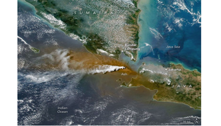 El volc&aacute;n indonesio Anak Krakatau vuelve a retumbar expulsando ceniza y afectando gravemente a la zona circundante