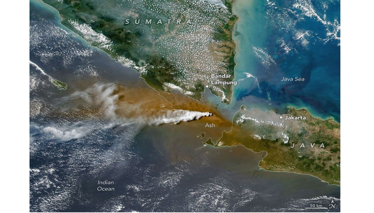 El volc&aacute;n indonesio Anak Krakatau vuelve a retumbar expulsando ceniza y afectando gravemente a la zona circundante