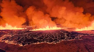 Última hora de la erupción del volcán islandés tras semanas de actividad sísmica cerca de la ciudad Grindavik