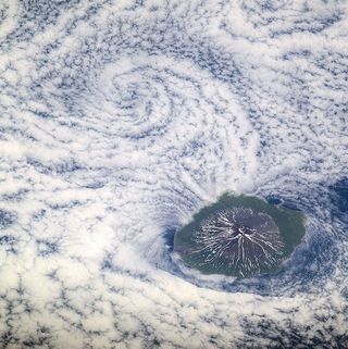 Volcán y vórtices nubosos