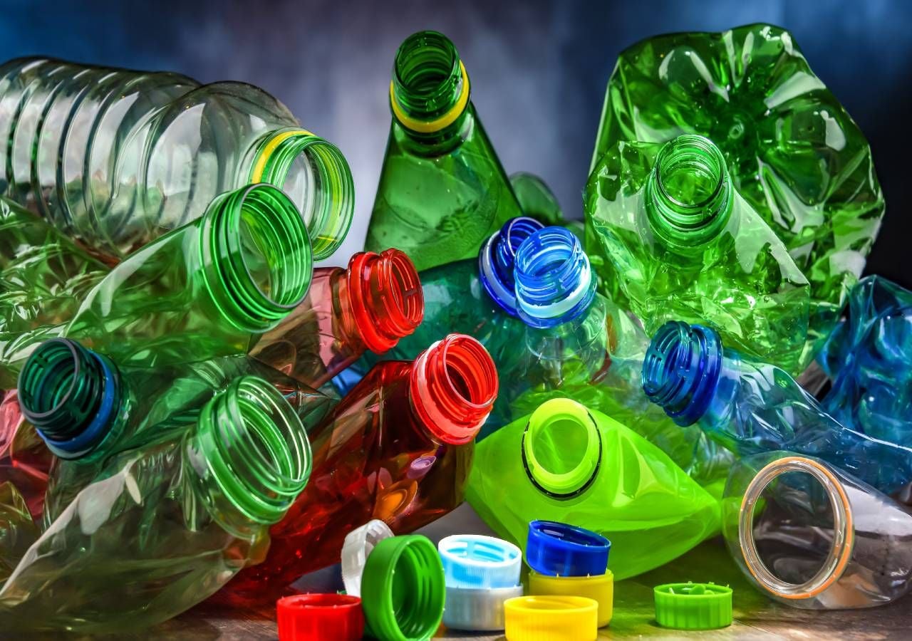 O dia 10 de abril marca o arranque do Sistema de Depósito e Reembolso. As garrafas e latas de bebidas em Portugal - em plástico, alumínio ou aço - passam a incluir um depósito de 10 cêntimos.