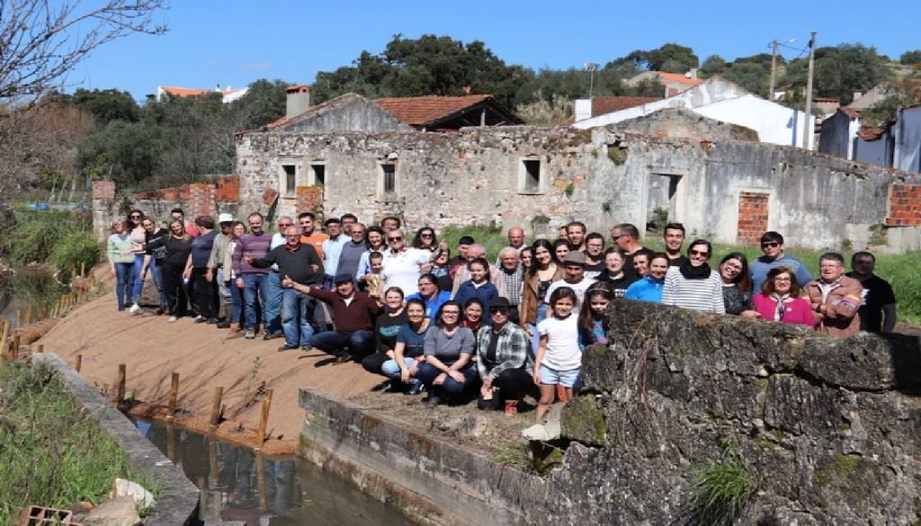 Reabilitação de ribeiras em Santarém com participação de voluntários Participantes celebram a recuperação da Ribeira do Canal após mais uma jornada de voluntariado ambiental. Foto: Município de Santarém