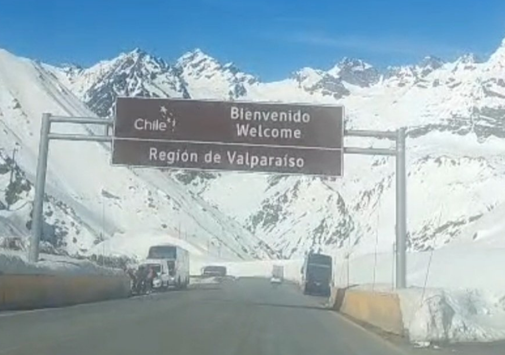 Nevadas Mendoza Paso a Chile El Paso Cristo Redentor es el más transitado por turistas y transportistas de carga para vincular de forma terrestre a Argentina y Chile. Foto: X @VALLEOVA