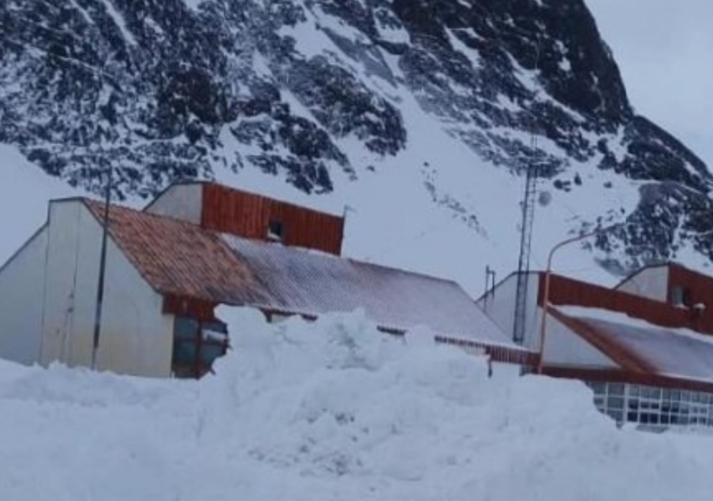 Nevadas Mendoza Paso a Chile El 18 de agosto reabrió el Paso a Chile y, durante los primeros 4 dias, solo cruzaron camiones. Luego, durante dos días y medio se habilitó para turistas también. Foto: X @VALLEOVA