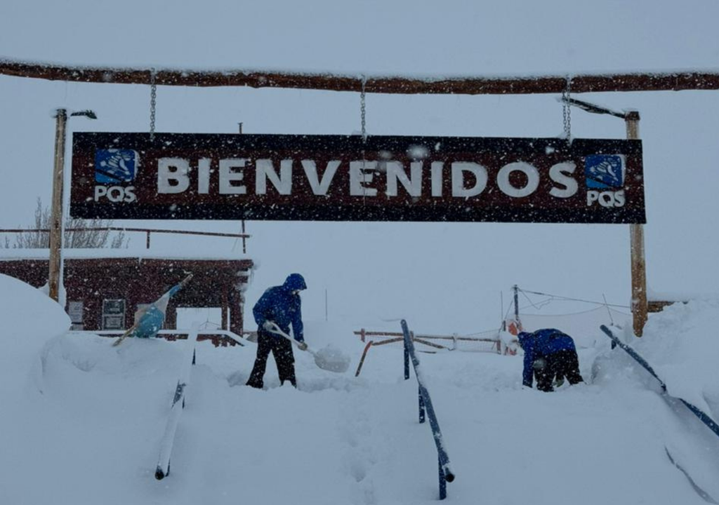Nevadas Mendoza Paso a Chile Durante el último fin de semana de agosto, las autoridades habilitaron el tránsito a quienes quisieran visitar las villas cordilleranas de Mendoza, Foto: X @VALLEOVA
