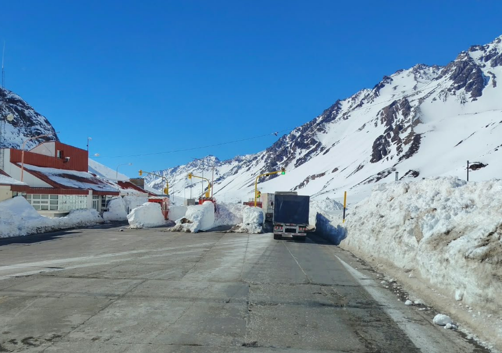 Nevadas Mendoza Paso a Chile Los temporales de nevadas y la nieve acumulada en esta temporada son los más intensos de los últimos 20 años en la Alta Montaña mendocina. Foto: X @VALLEOVA