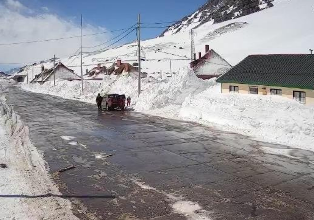 Nevadas Mendoza Paso a Chile Entre julio y agosto, el Paso Cristo Redentor permaneció cerrado durante 34 días, y luego reabrió menos de una semana hasta las nuevas nevadas. Foto: X @VALLEOVA
