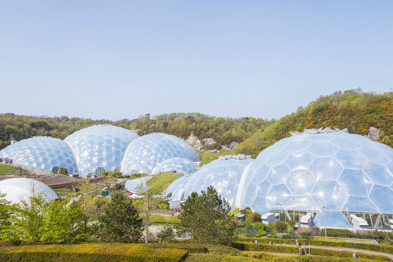 Unter diesen Kuppeln befindet sich eine Art begehbares Botanikbuch - das Eden Project. Foto: Adobe Stock