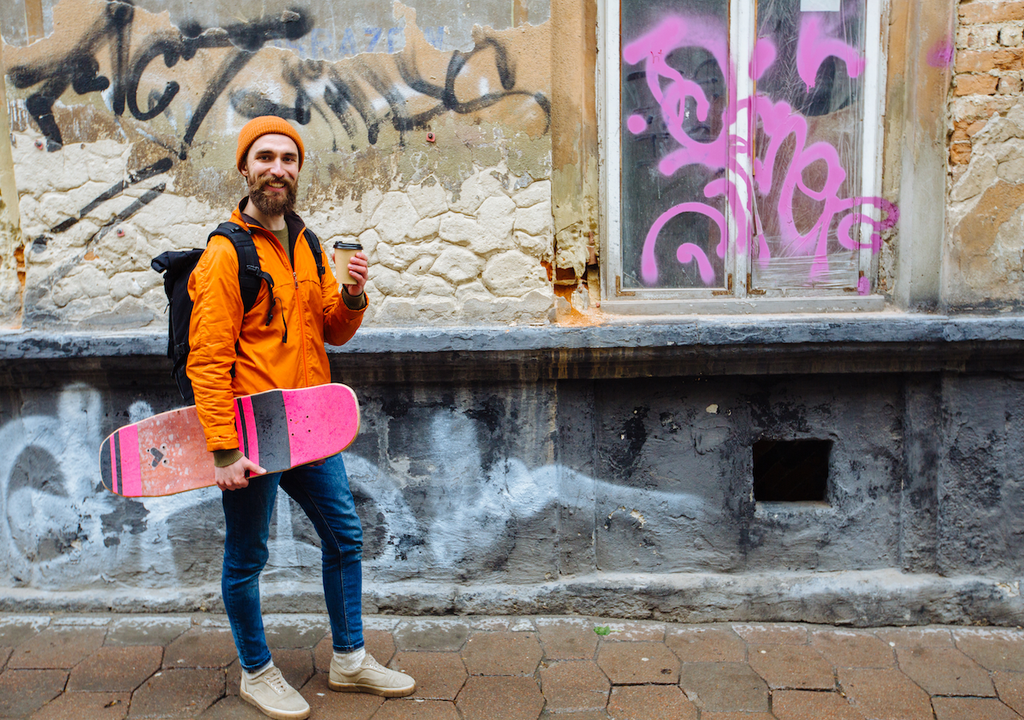 Frühling, Kaffee, Longboard, Regenjacke, Berliner, , Sonne, Lichtstunden Frühling in Sicht: Mit Kaffee, Longboard und Regenjacke startet dieser Berliner in einen Tag voller Sonne und längerer Lichtstunden.