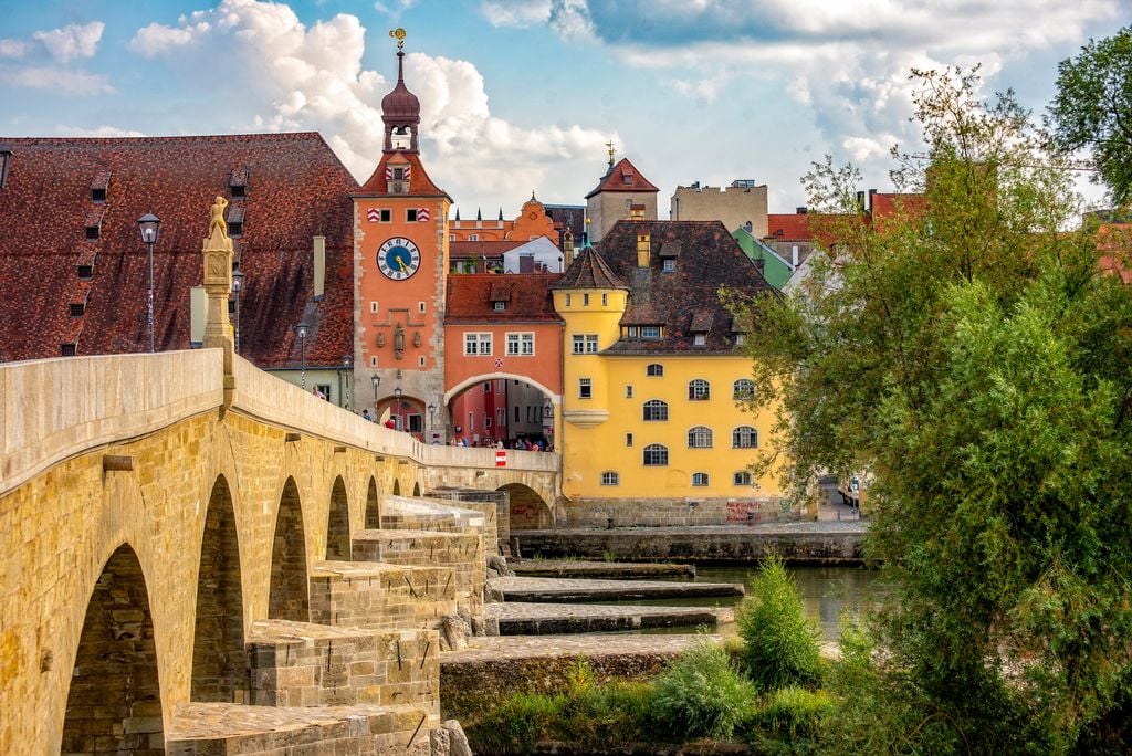 Steinerne Brücke Die Steinerne Brücke führt direkt ins Mittelalter. Foto: Adobe Stock