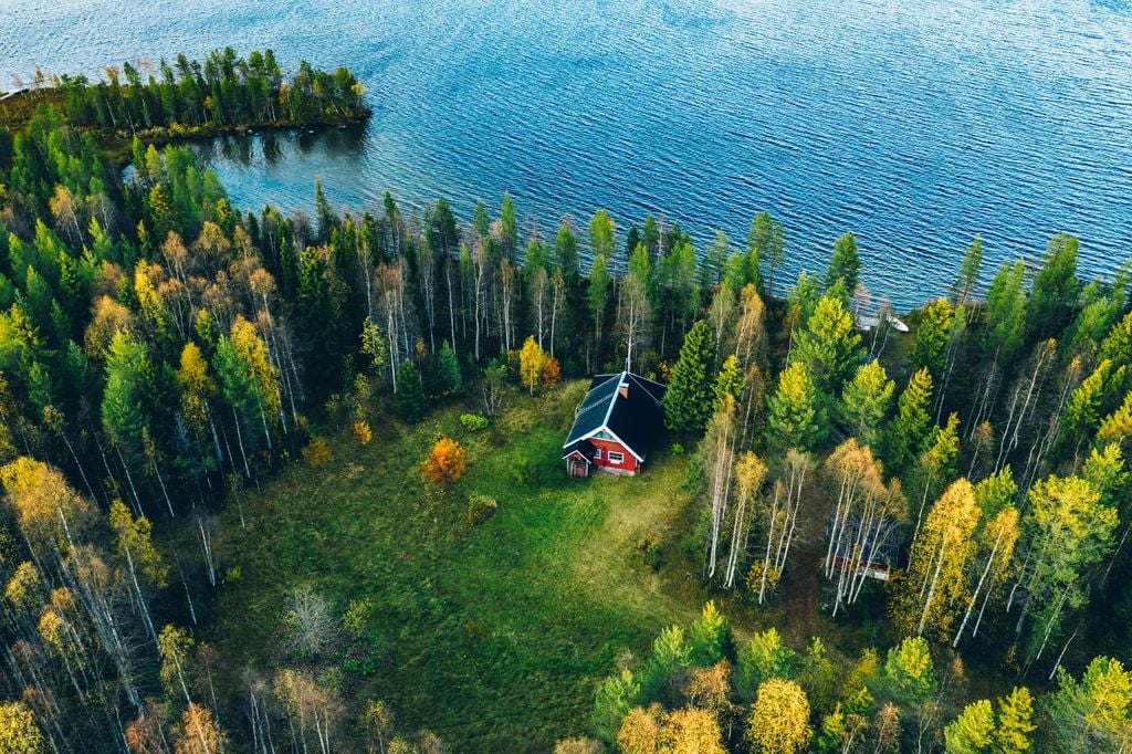 Finnland Wasser, Wald und ein Häuschen am See machen Finnen glücklich. Foto: Adobe Stock.