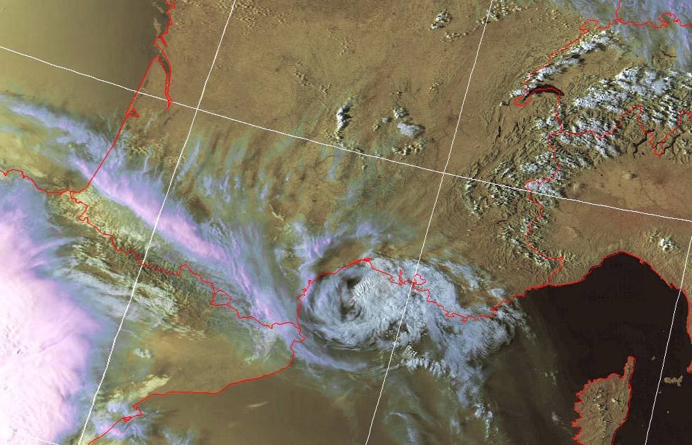 Imagen NOAA compuesta por los canales VIS e IR del MCV sobre el Golfo de León Imagen NOAA compuesta por los canales VIS e IR del MCV sobre el Golfo de León