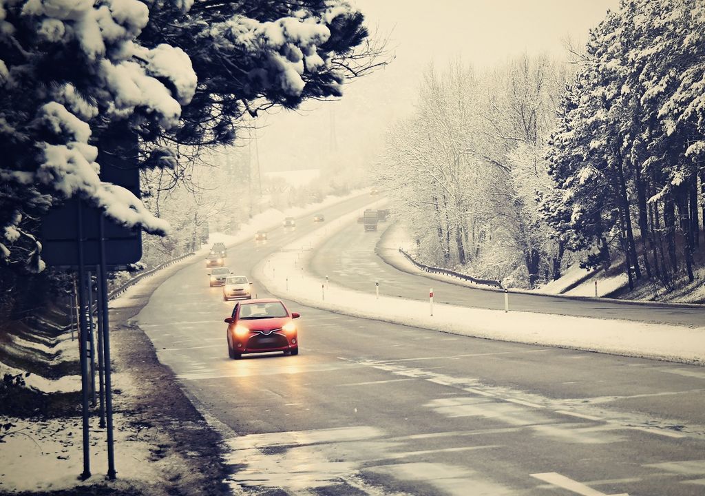 Son múltiples los accidentes por carreteras con hielo, además de más de 2500 vuelos cancelados por condiciones invernales.