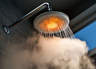 Vous prenez des douches trop chaudes en automne et en hiver ? Peut-être devriez-vous arrêter… Voici pourquoi !