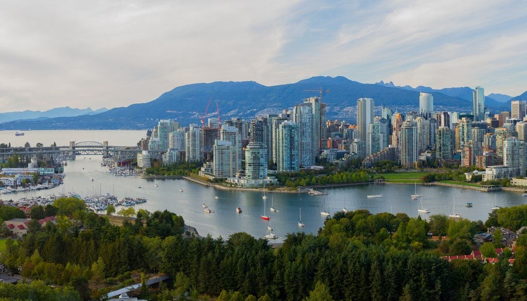 Vancouver Été ville Canada plage urbaine montagne Il fait entre 22 et 25°C en été à Vancouver.