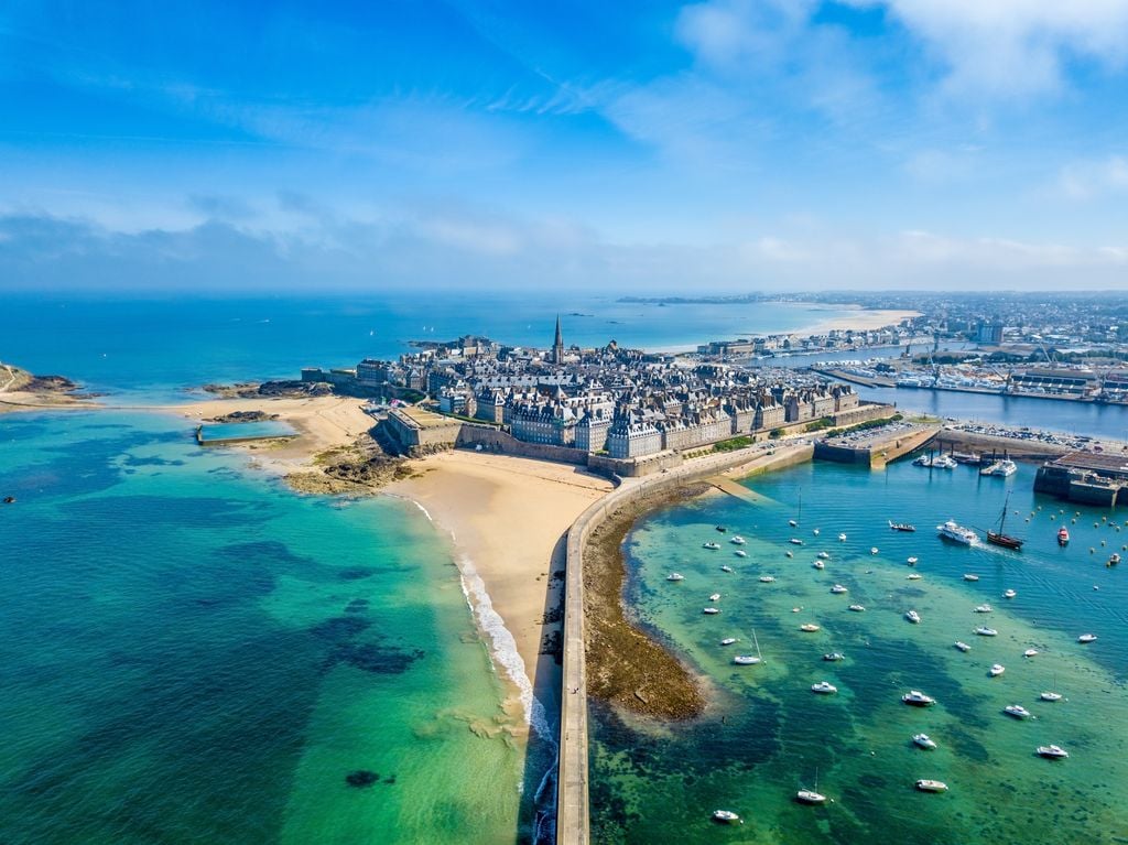 Saint-Malo Bretagne Été Chaleur Soleil Mer Port La Bretagne est vraiment sous-côtée… Ici la ville de Saint-Malo.