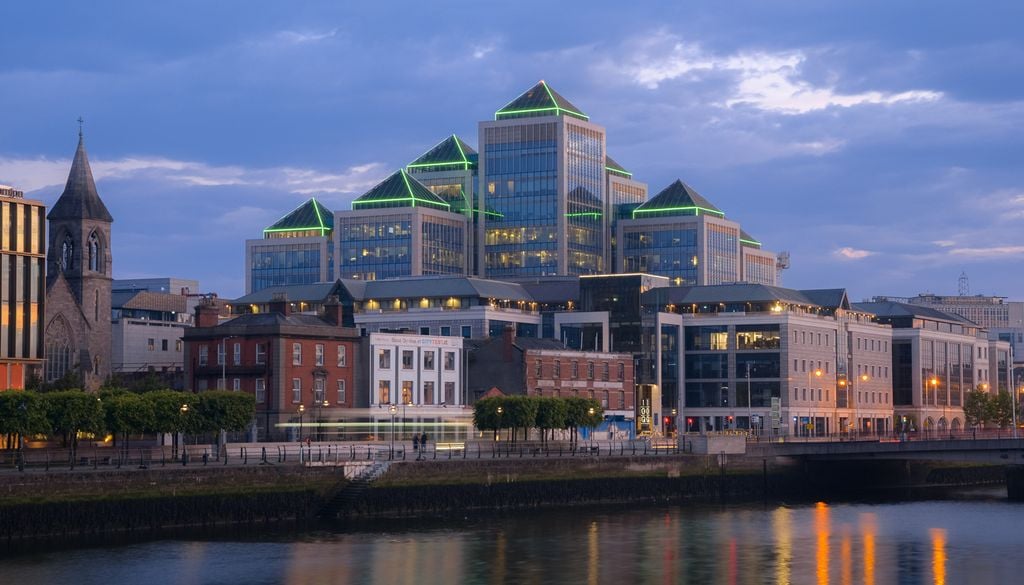 Dublin Irlande Soir Été Ville Bâtiment Lumière Fleuve La ville de Dublin (et l'Irlande en général) est une destination idéale en été pour tous ceux qui souhaitent échapper à la chaleur.