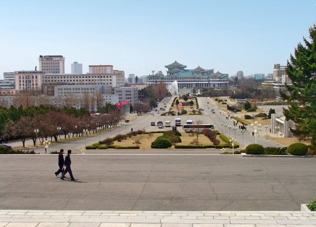 Direction l'un des pays les plus fermés au monde : la Corée du Nord.