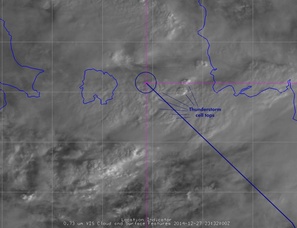 Imagen visible para las 2332 UTC, unos 8 minutos después de la desaparición del avión. Numerosas nubes convectivas y tormentas aparecen aquí.