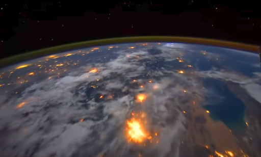 Activa tus altavoces y realiza un vuelo sobre la Tierra de noche desde la ISS