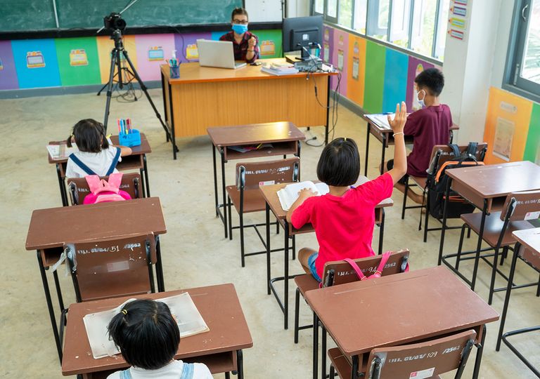 Niños en clase covid Niños en clase covid