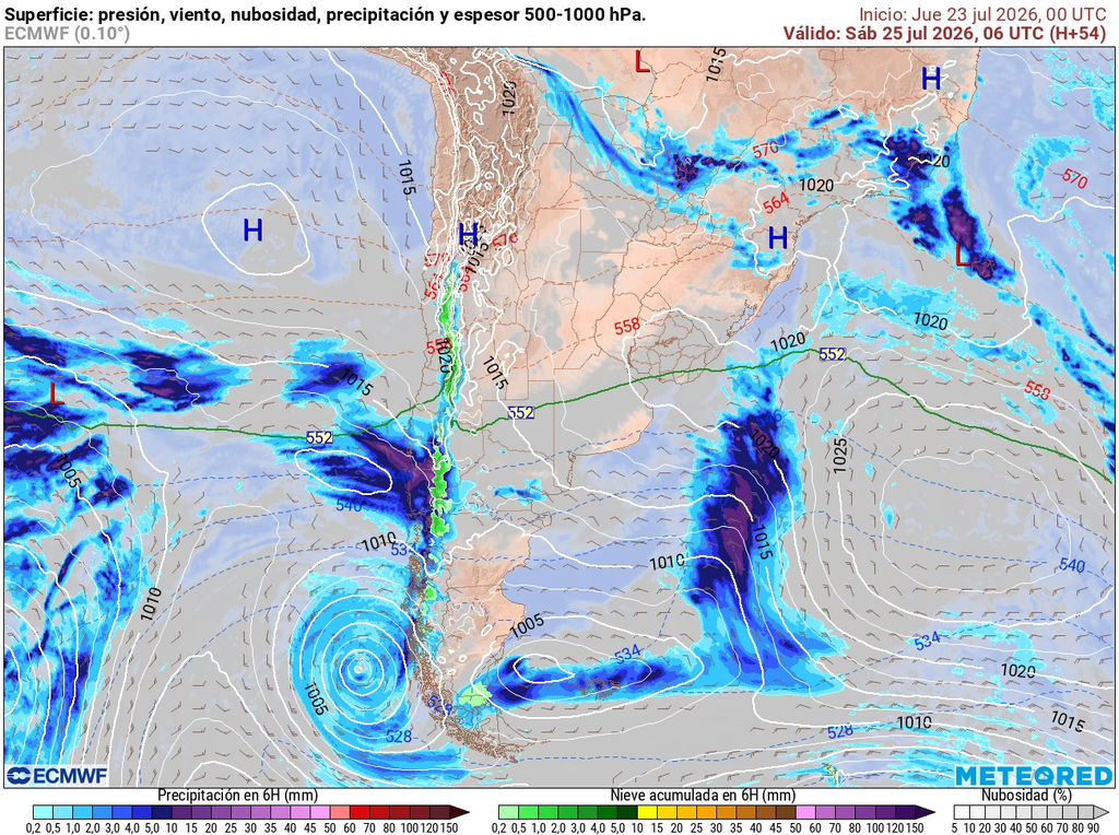 Se observa un pequeño sistema frontal llegando a la altura de la región del Biobío que será responsable de las precipitaciones durante el día sábado.