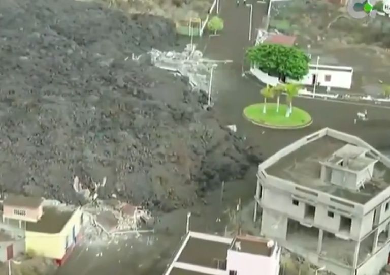 Dal vulcano Cumbre Vieja all'Etna, i video delle eruzioni in corso Dal vulcano Cumbre Vieja all'Etna, i video delle eruzioni in corso