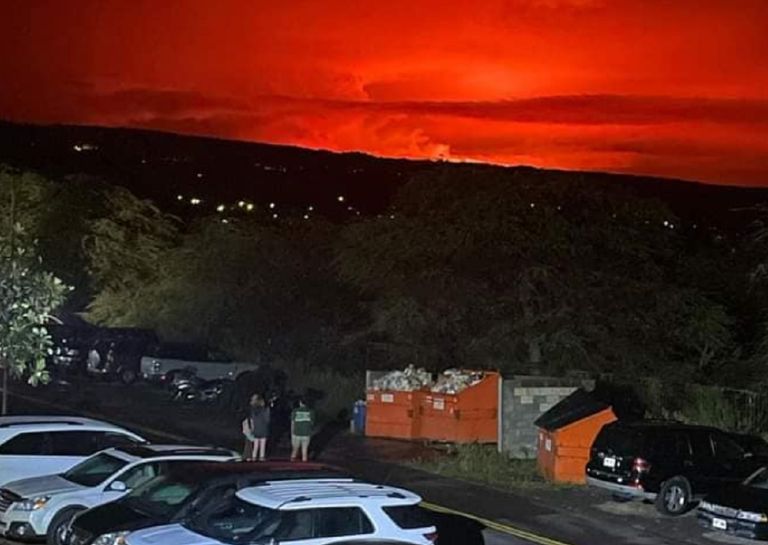 Il vulcano più grande del mondo è entrato in eruzione: i video Il vulcano più grande del mondo è entrato in eruzione: i video