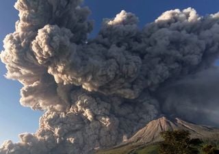 Vulcão da Indonésia expele enorme coluna de cinzas