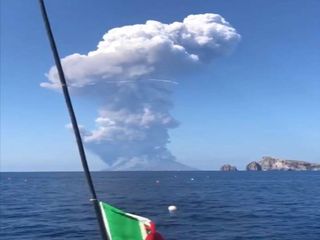 Vulcão de Stromboli entra em erupção e provoca um morto