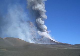 Vulcão Etna provoca um terramoto de 4,8 em Catania