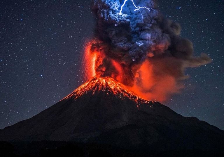 vulcão Krakatoa tem forte erupção vulcão Krakatoa tem forte erupção