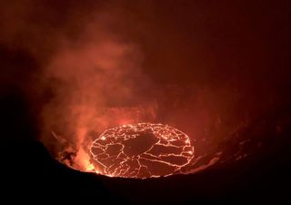 Vulcão mais ativo do mundo volta a expelir lava no Havaí