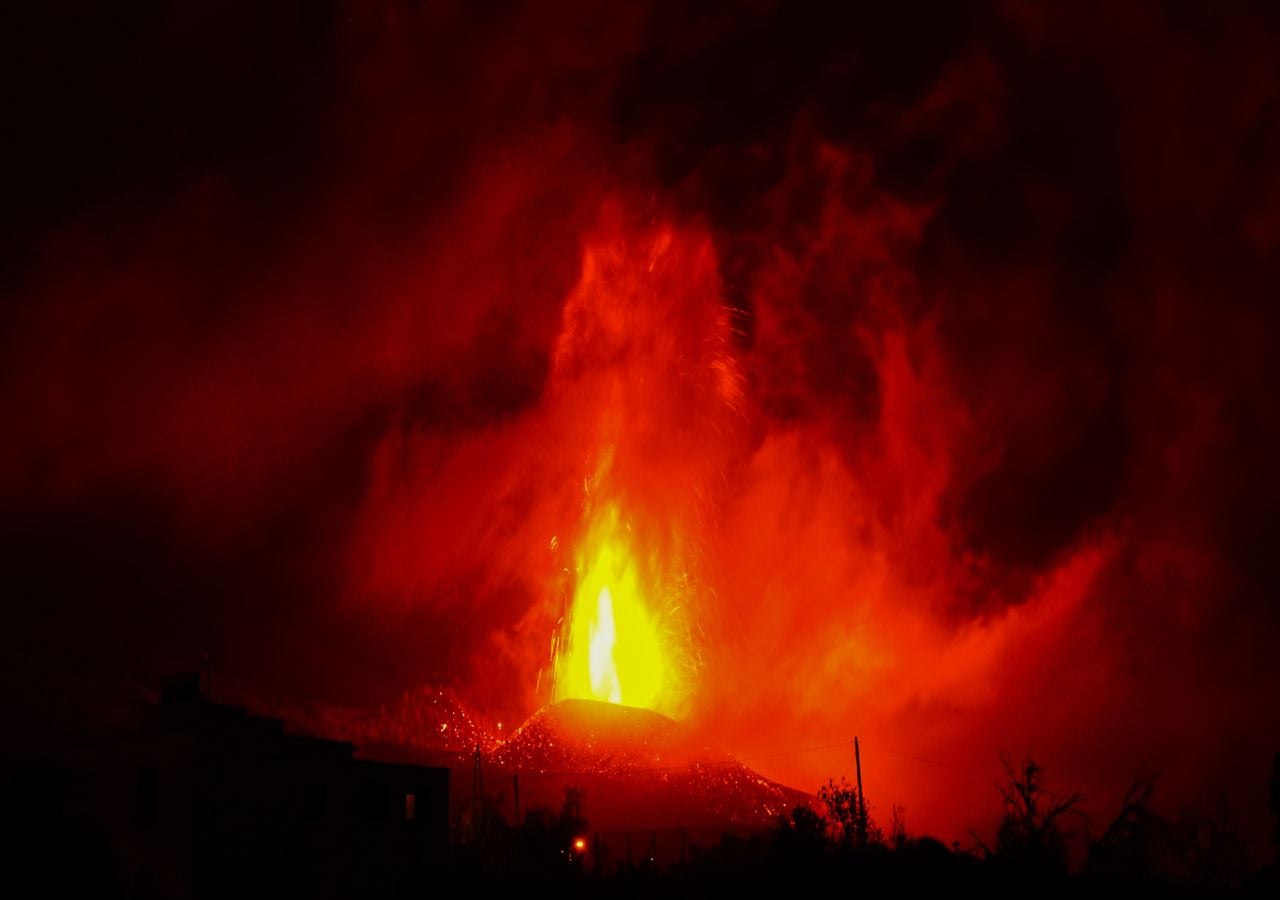 Imagen de la erupción de Cumbre Vieja, en la isla de La Palma. Se puede ver una erupción mixta, con lava y gases emitidos visibles.