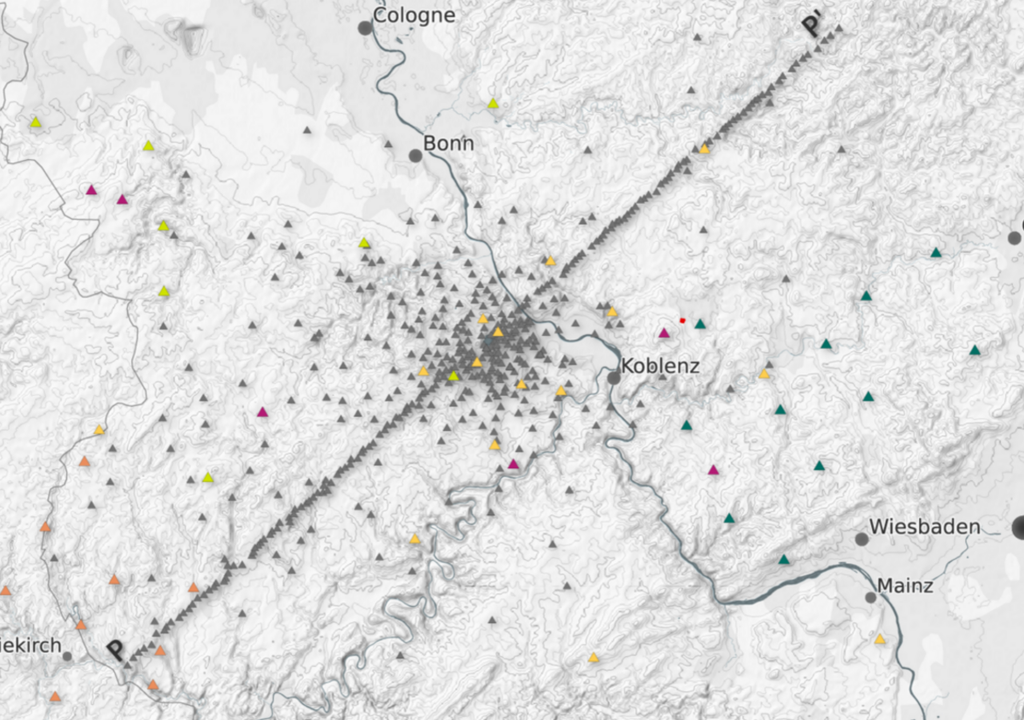 Lage der rund 500 seismischen Stationen, die zwischen September 2022 und August 2023 im Rahmen des „Large-N-Experiments“ in der Eifel installiert waren, um eine möglichst gut aufgelöste Abbildung des magmatischen Untergrunds zu ermöglichen.