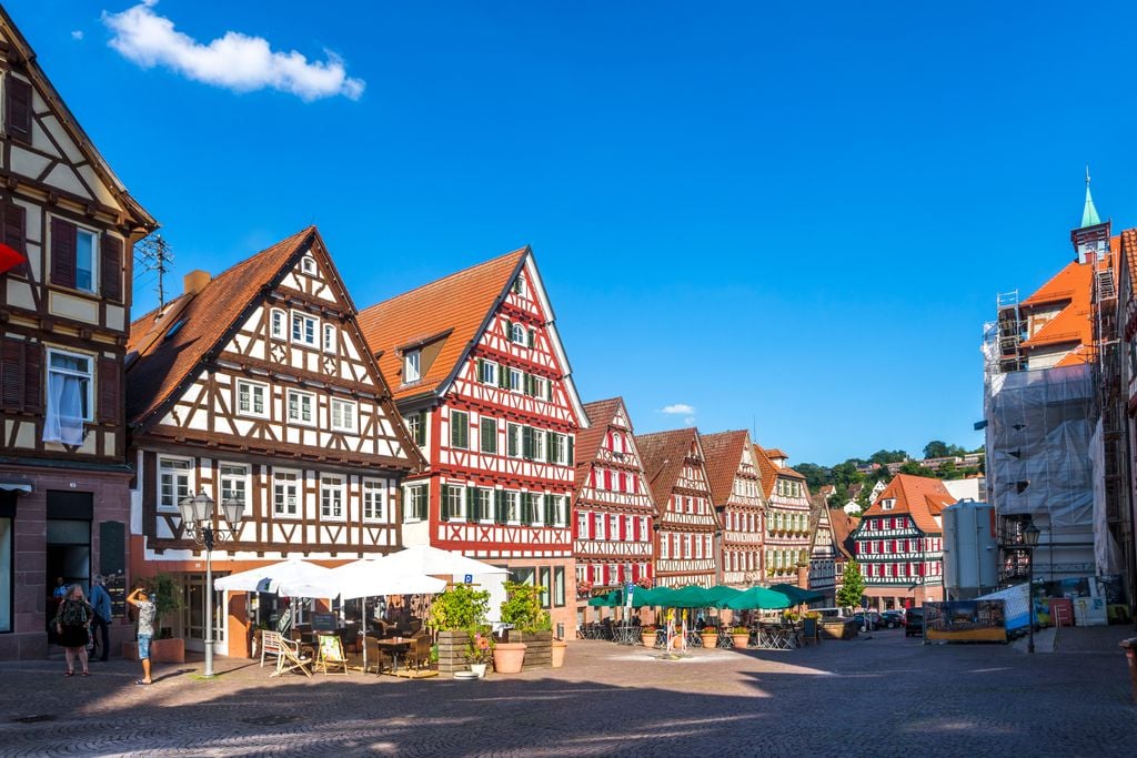 Calw Das historische Herz dieses Schwarzwald-Städtchens ist eine Augenweide. Foto: Sina Ettmer/Adobe Stock