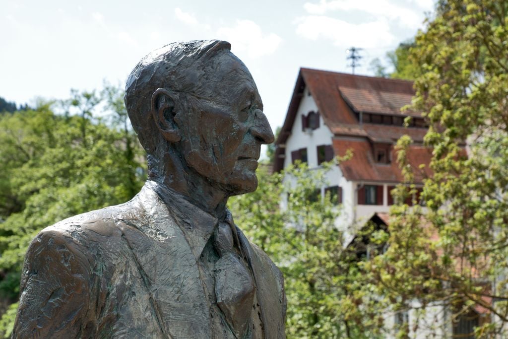 Hesse Hermann Hesses Denkmal steht an seinem Lieblingsort in Calw. Foto: Adobe Stock
