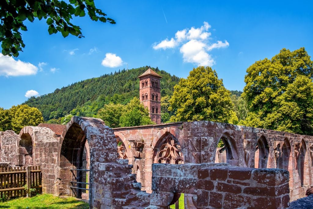 Hirsau Romantischer Verfall: Die Ruinen des Klosters Hirsau. Foto: Adobe Stock