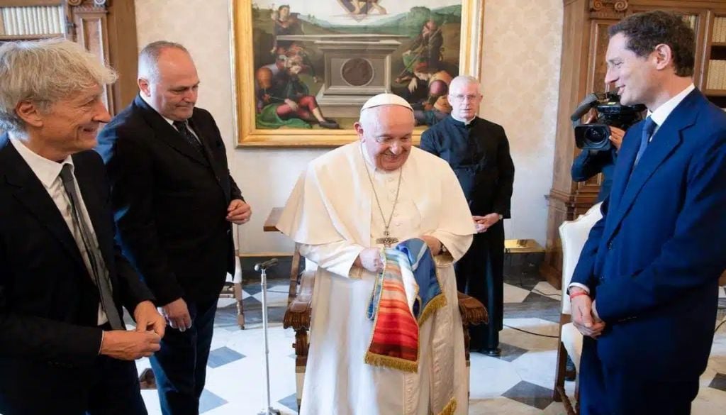 El Papa Francisco recibió una estola de rayas para abrigarse en junio de 2023. Allí le contaron lo que significa. Foto: Vatican Media.