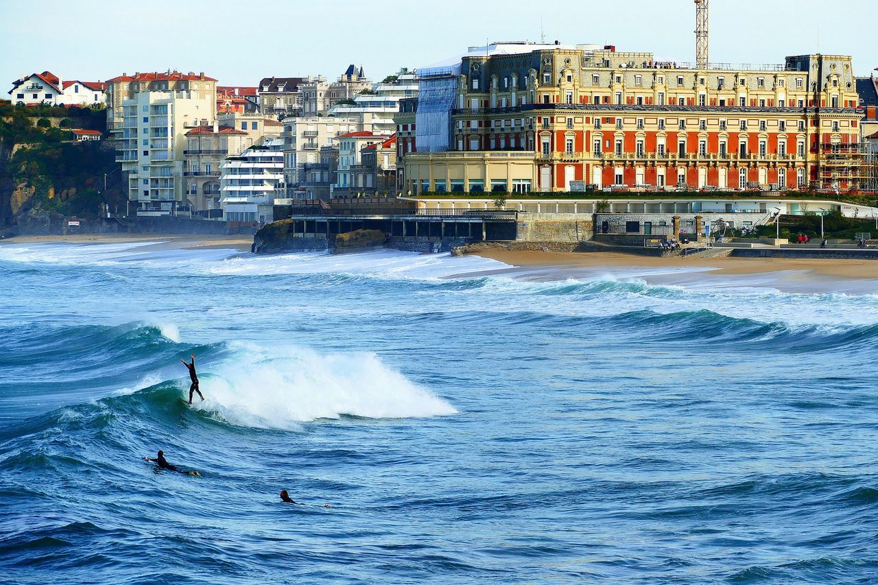Die nächste Woge rollt noch weiter: Wellenreiter in Biarritz.