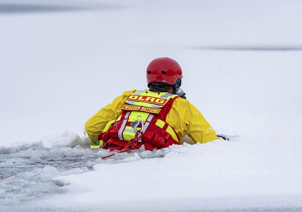 DLRG-Retter bei einer Eisrettungsübung.