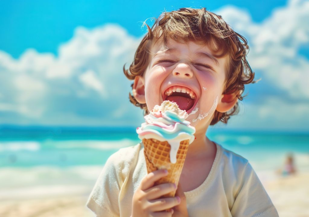 Ein Kind ist eine Tüte Eis am Meeresstrand. Derzeit Ende August herrschen beste Badebedingungen an Nord-und Ostsee